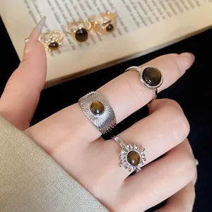 Dettaglio di un set di anelli in resina in stile Meillard indossati da una donna