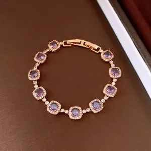 Gros plan détaillé d'un élégant bracelet plaqué or avec des pierres de zircon violettes