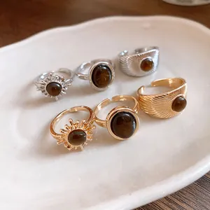 Anelli aperti vintage stile Maillard in oro e argento con pietre tonde in resina.