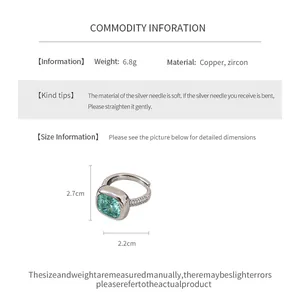 Vue détaillée d'une bague en zircon carré vert avec dimensions et informations matières