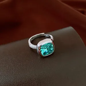 Détail macro d'une bague en argent sertie d'un grand zircon vert de taille carrée