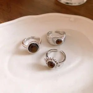 Set di tre anelli aperti vintage argentati con eleganti pietre tonde in resina