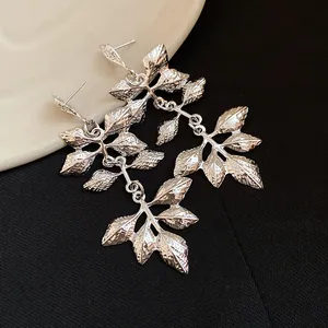 Vue détaillée de boucles d'oreilles feuilles d'argent froissé de style vintage