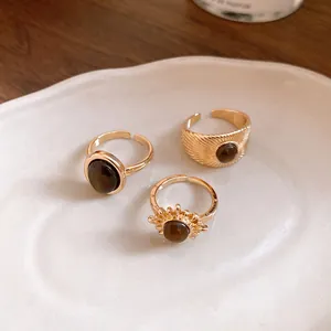 Primo piano di un set di anelli vintage in resina Maillard su un vassoio di ceramica
