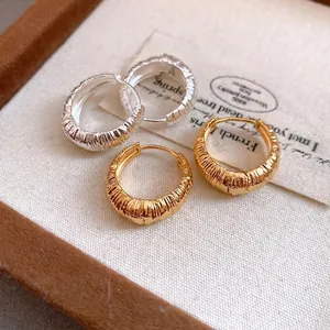 Eleganti orecchini a cerchio vintage con finiture testurizzate in oro e argento