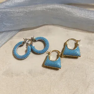 Detailansicht von vergoldeten Creolen mit blauem Zirkon und 18-Karat-Vergoldung