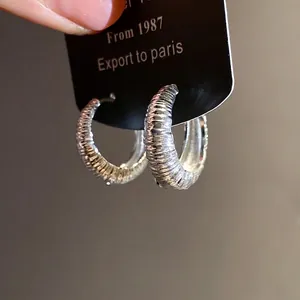 Eleganti orecchini a cerchio testurizzati in argento dal raffinato design retrò.