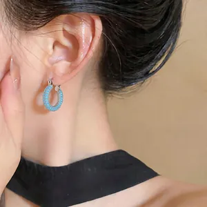Elegante 18k vergoldete Creolen mit Zirkonia und blauen Steinen in Nahaufnahme