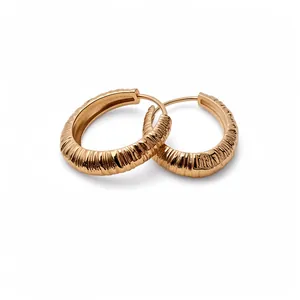 Eleganti orecchini a cerchio vintage color oro con distintivo motivo a coste testurizzato