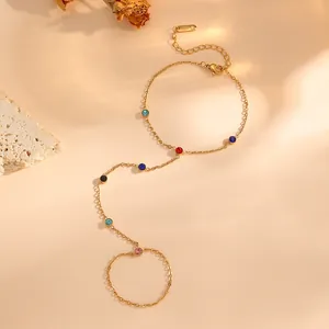 Vue détaillée d'un bracelet bague en acier titane avec perles de cristal colorées