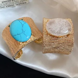 Bracciale rigido vintage dorato con texture a righe e pietre ovali colorate chic