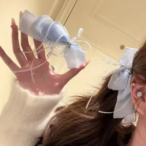 Barrette à cheveux élégante en dentelle bleue avec accents de perles pour coiffures douces