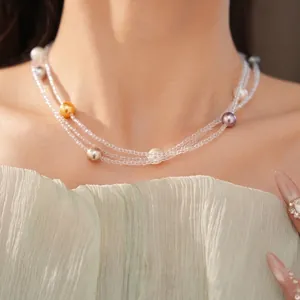Elegante collana a più strati con perle colorate per un look chic e minimalista raffinato