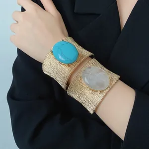 Bracciale rigido vintage in oro con pietra turchese ovale e dettagli trasparenti