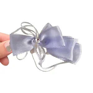 Pince à cheveux élégante en dentelle violette avec strass pour des coiffures.
