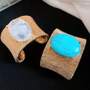 Eleganti bracciali a polsino dorati vintage con grandi pietre ovali turchesi e bianche