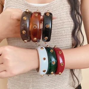 Vintage Harz Armreif Für Frauen Marmor Wischmuster Mit Nieten Besetzt Mode Leichtes Hand Schmuck Geschenk