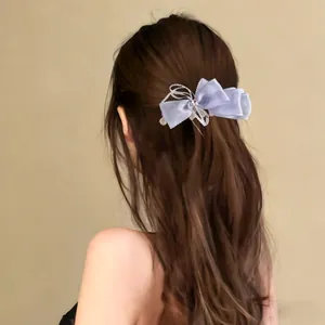 Gros plan d'une pince à cheveux en dentelle violette avec des détails d'étoiles