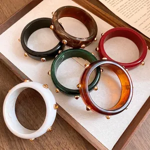 Set aus Vintage-Resin-Armreifen mit Marmormuster und goldenen Nietendetails