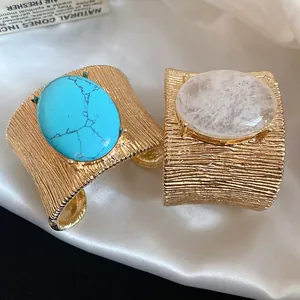 Bracciali a polsino dorati vintage con texture e grandi pietre ovali turchesi e trasparenti