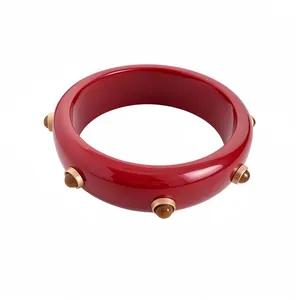 Eleganter roter Vintage-Armreif aus Harz mit goldenen Nietenakzenten für Damen
