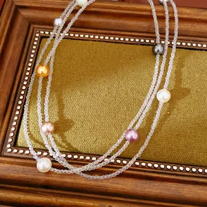 Dettaglio macro di una collana di perline di cristallo multistrato con perle colorate