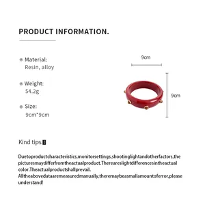 Detaillierte Spezifikationen für dieses rote Harz-Nietenarmband mit 9 cm Durchmesser