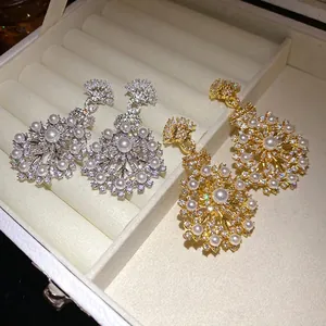 Boucles d'oreilles fleurs élégantes avec zircons et perles en finitions or et argent