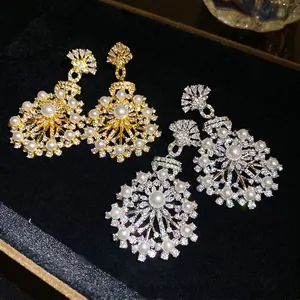 Boucles d'oreilles fleurs avec perles et zircons disponibles en finitions or et argent
