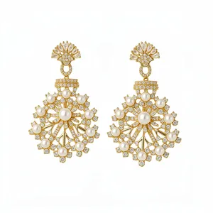 Boucles d'oreilles pendantes fleuries en or avec perles blanches et zircons brillants