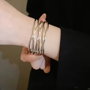 Eleganter goldener Metall-Armreif mit Falten-Optik für einen minimalistischen Look
