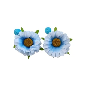 Frisse blauwe raffia bloem oorbellen met zilveren naald voor zomerse vakantiestijl