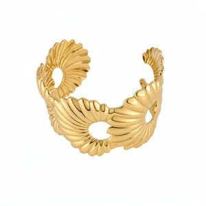 Goldenes Plissee-Manschettenarmband mit Muscheldesign und Ausschnitten