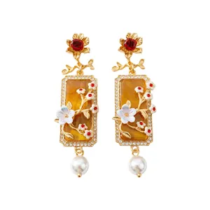 Boucles d'oreilles carrées vintage dorées à fleurs avec résine ambre et perles