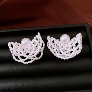 Eleganti orecchini a ventaglio con perline bianche fatte a mano e perla centrale