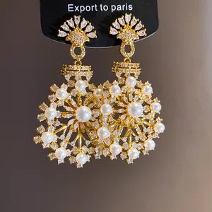 Boucles d'oreilles pendantes dorées avec zircons et perles, motif floral exquis