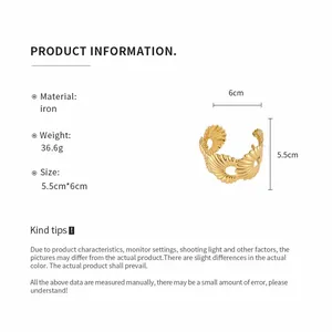 Detaillierte Spezifikationen des plissierten Gold-Armreifs mit Maßen und Gewicht.