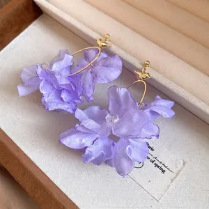 Orecchini a pendente con fiori di stoffa viola e borchie a uccellino dorate per l'estate