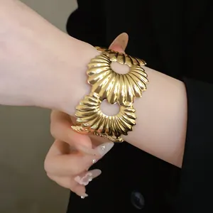 Detaillierte Ansicht eines modischen goldenen plissierten Metall-Armreifs für Damen