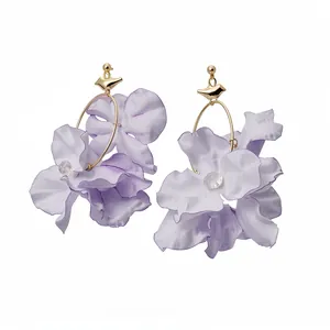 Eleganti orecchini a fiori in tessuto viola con accento uccello dorato e cerchio.