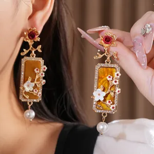 Vue détaillée de boucles d'oreilles carrées vintage avec roses et perles pendantes