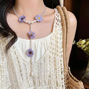 Collana con nappa a fiori viola e perle bianche eleganti per donne alla moda