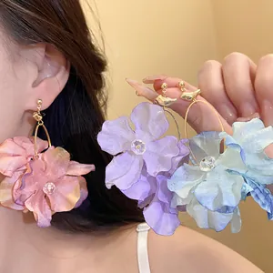 Eleganti orecchini pendenti con fiori di stoffa in colori estivi per uno stile da vacanza