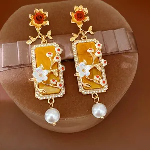 Boucles d'oreilles vintage fleurs, résine jaune, strass et perles blanches tombantes.