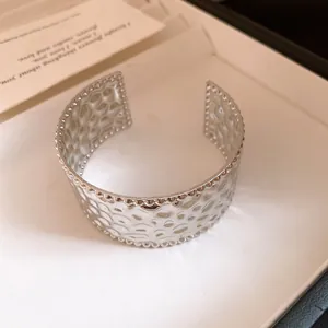Detailansicht der Hammerschlag-Textur an diesem eleganten silbernen Metall-Armreif.