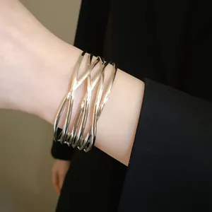 Silberner mehrlagiger plissierter Metall-Armreif mit minimalistischem Design für Damen