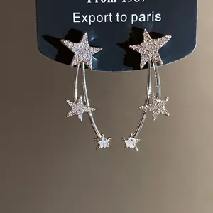Dettaglio macro di eleganti orecchini a stella in argento con strass scintillanti
