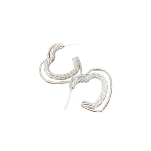 Eleganti orecchini a lobo a doppio cuore in argento per la moda femminile di classe