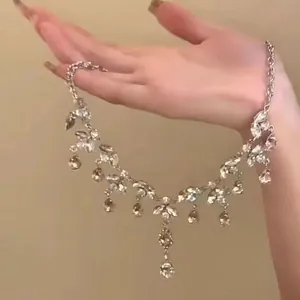 Elegante collana di zirconi con cristalli a goccia per uno stile alla moda di lusso