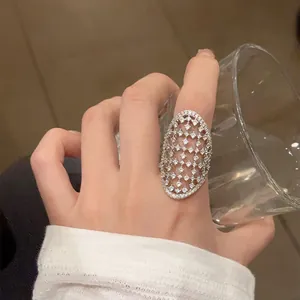 Nahaufnahme eines Vintage-Rings mit funkelnden Steinen in einem ovalen, offenen Design